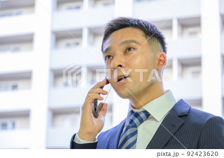 電話中のビジネスマン 男性 30代 電話中のビジネスマン 男性 30代 92423620