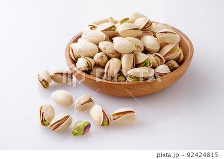 素焼き ピスタチオ 白背景 素焼き ピスタチオ 白背景 92424815