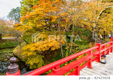 青森県 弘前城　～紅葉の下乗橋～ 92425028