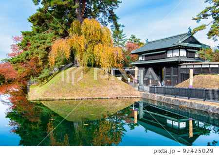 青森県 弘前城　～紅葉の追手門～ 92425029