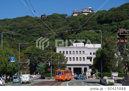 伊予鉄道 路面電車と県庁・松山城 2 92425088
