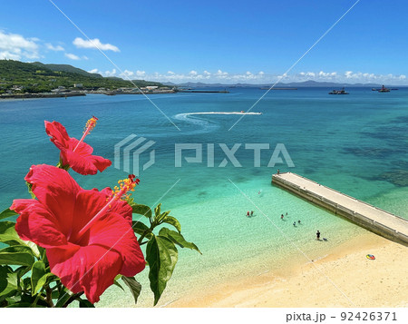 沖縄の青い海と青い空と真っ赤なハイビスカス 92426371