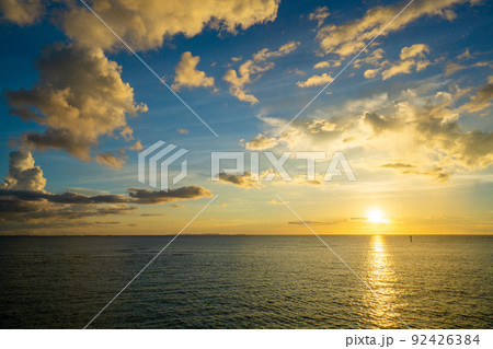 沖縄県 黄色と青のグラデーションが美しいマジックアワーの海の風景 沖縄県 黄色と青のグラデーションが美しいマジックアワーの海の風景 92426384
