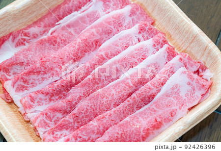 美味しそうな高級霜降り和牛の写真。高級肉。高い牛肉のイメージ。 美味しそうな高級霜降り和牛の写真。高級肉。高い牛肉のイメージ。 92426396