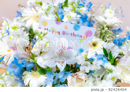 綺麗な花籠の写真。誕生日や記念日のプレゼントのイメージ。 92426404