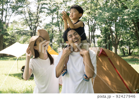 家族でキャンプをする家族・ファミリーキャンプ 家族でキャンプをする家族・ファミリーキャンプ 92427946