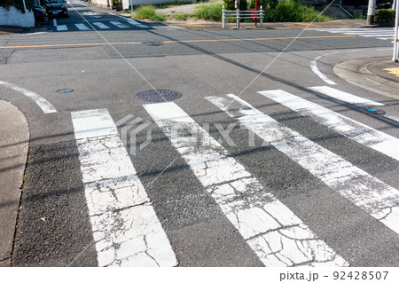 日本にある横断歩道の写真 / 交通安全のイメージ 日本にある横断歩道の写真 / 交通安全のイメージ 92428507