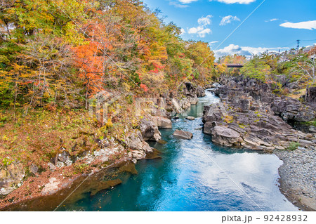 岩手県一関市　紅葉に染まる厳美渓 92428932