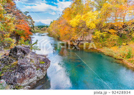 岩手県一関市　紅葉に染まる厳美渓 92428934