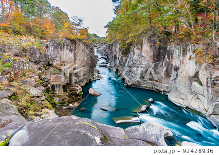 岩手県一関市　紅葉に染まる厳美渓 92428936