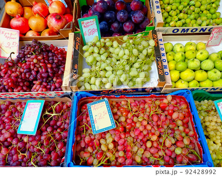 ギリシャ・クレタ島・イラクリオン・果物屋のぶどう 92428992