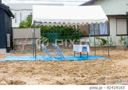 地鎮祭の写真。日本で行われる家を建てる前のイベント。 地鎮祭の写真。日本で行われる家を建てる前のイベント。 92429163
