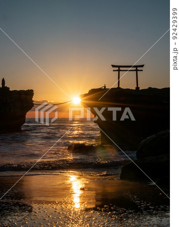 朝焼けの白浜海岸 92429399