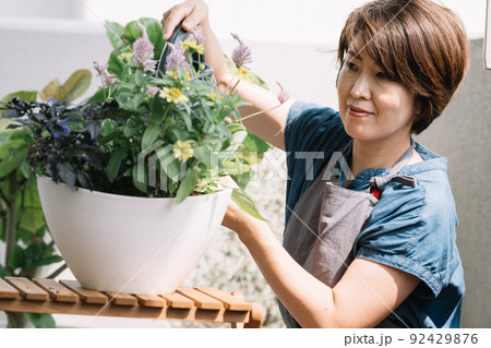 寄せ植え・ガーデニング・花の水やりをする女性 92429876