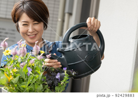 寄せ植え・ガーデニング・花の水やりをする女性 寄せ植え・ガーデニング・花の水やりをする女性 92429883