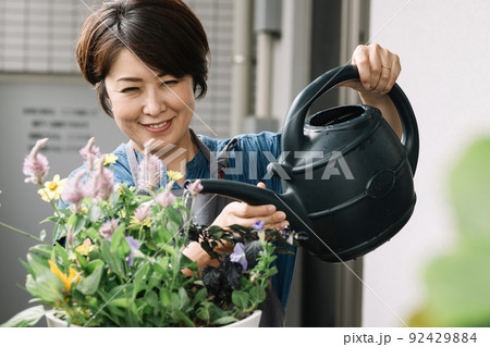 寄せ植え・ガーデニング・花の水やりをする女性 寄せ植え・ガーデニング・花の水やりをする女性 92429884