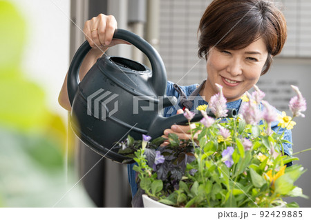 寄せ植え・ガーデニング・花の水やりをする女性 寄せ植え・ガーデニング・花の水やりをする女性 92429885