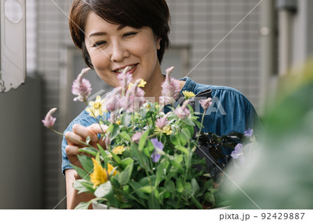 寄せ植え・ガーデニング・花の水やりをする女性 寄せ植え・ガーデニング・花の水やりをする女性 92429887