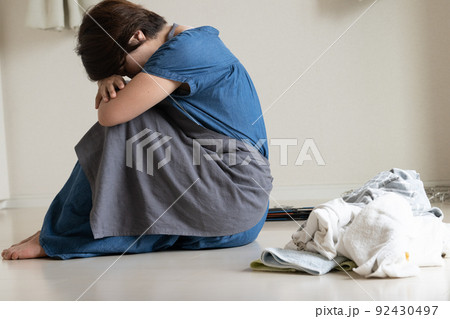 疲労を感じる主婦の女性・更年期の疲れイメージ 92430497