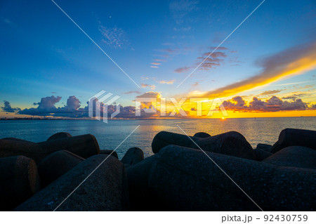 沖縄県 夕焼け マジックアワーの海の風景 沖縄県 夕焼け マジックアワーの海の風景 92430759