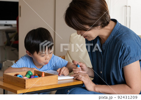 お絵描きする男の子と母親 92431209