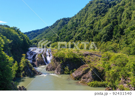 北海道夕張市、緑に覆われた夏の千鳥ヶ滝【7月】 北海道夕張市、緑に覆われた夏の千鳥ヶ滝【7月】 92431540