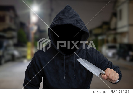 住宅街に現れた刃物を持つ人物 92431581