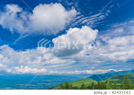 （長野県）入笠山から望む、巨大夏雲と富士山 92433142