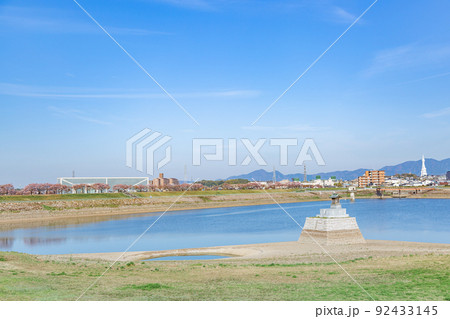 大阪府狭山池公園の春の風景 92433145