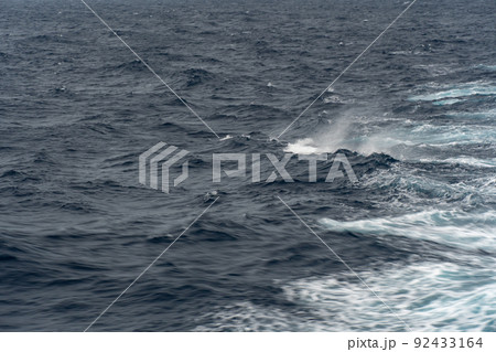 荒れた海　おがさわら丸からの風景 92433164