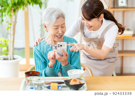 スマホを操作するシニア女性 92433339