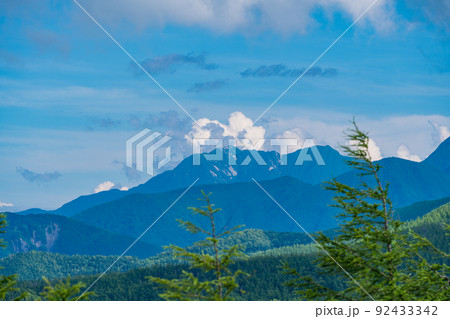 （長野県）入笠山から望む、鳳凰三山 92433342