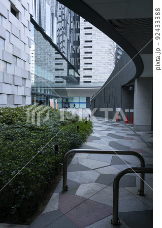 高層ビルの下に作られた石のタイルの人工庭園と空間・新宿イーストサイドスクエア 高層ビルの下に作られた石のタイルの人工庭園と空間・新宿イーストサイドスクエア 92433388