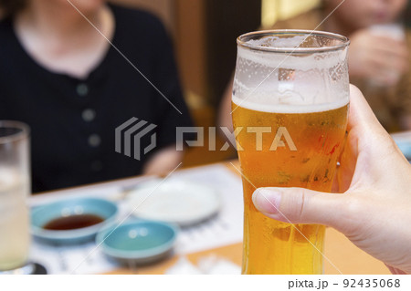 ビールで乾杯をする手元のアップ ビールで乾杯をする手元のアップ 92435068