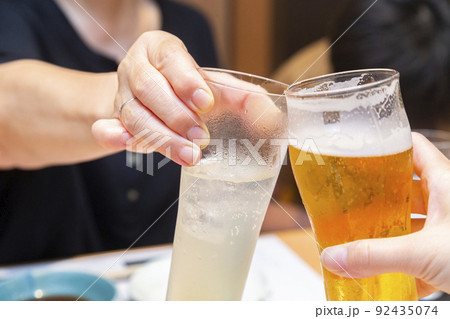 ビールで乾杯をする手元のアップ ビールで乾杯をする手元のアップ 92435074