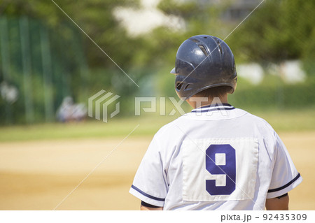 少年野球　グラウンドを見つねる野球少年 92435309