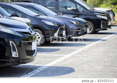 駐車場の自動車 92435311