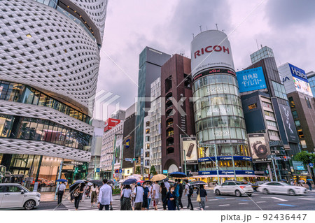 日本の東京都市景観 18万超全国過去最多。BA.5の悪夢…東京初3万超。暗雲迫る雨の銀座＝7月21日 92436447