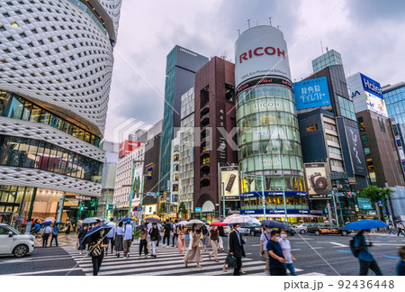 日本の東京都市景観 18万超全国過去最多。BA.5の悪夢…東京初3万超。暗雲迫る雨の銀座＝7月21日 92436448