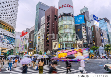 日本の東京都市景観 18万超全国過去最多。BA.5の悪夢…東京初3万超。暗雲迫る雨の銀座=7月21日 日本の東京都市景観 18万超全国過去最多。BA.5の悪夢…東京初3万超。暗雲迫る雨の銀座=7月21日 92436450
