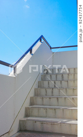 青空と階段 92437754