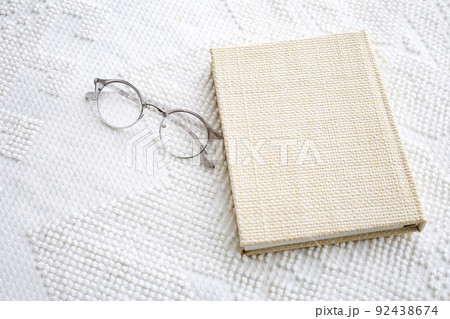 手帳とメガネ　ナチュラルなイメージ 92438674