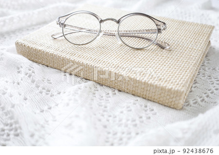 手帳とメガネ　ナチュラルなイメージ 92438676