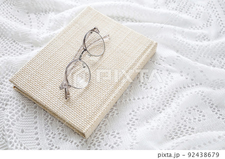 手帳とメガネ ナチュラルなイメージ 手帳とメガネ ナチュラルなイメージ 92438679