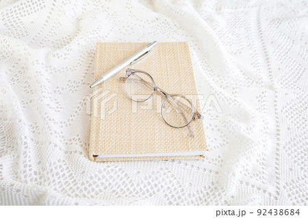 手帳とメガネ　ナチュラルなイメージ 92438684