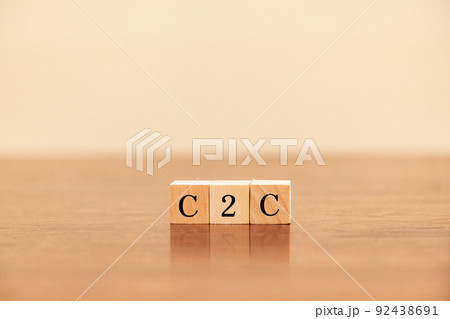 個人間取引。C2C。木製のブロックに描かれているC2Cの文字 92438691