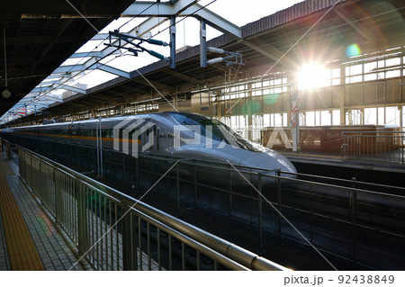 新大阪駅で停車する新幹線・ひかりレールスター 700系 92438849