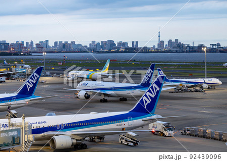 羽田空港の風景・混雑する第2ターミナル 92439096