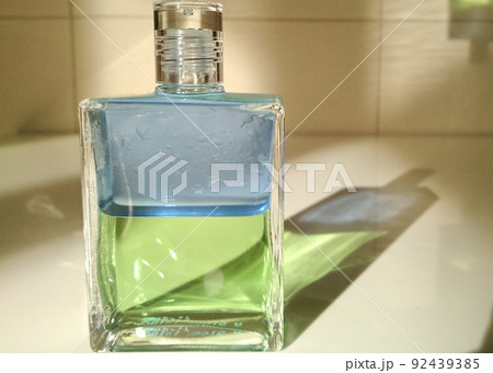 太陽光に反射するカラーボトル 太陽光に反射するカラーボトル 92439385