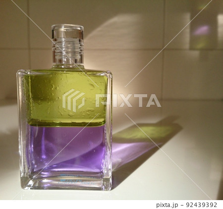 太陽光に反射するカラーボトル 太陽光に反射するカラーボトル 92439392